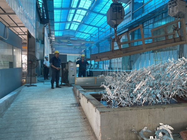 Lấy sản phẩm ra khỏi bể mạ